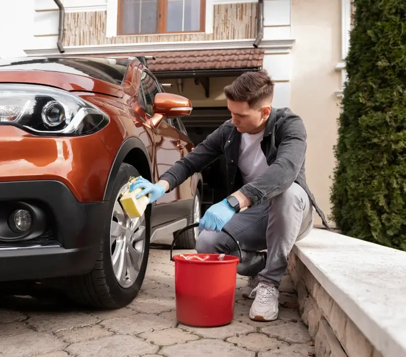 Lavage auto à domicile Saint-Malo-en-Donziois : professionnel intervenant sur un véhicule